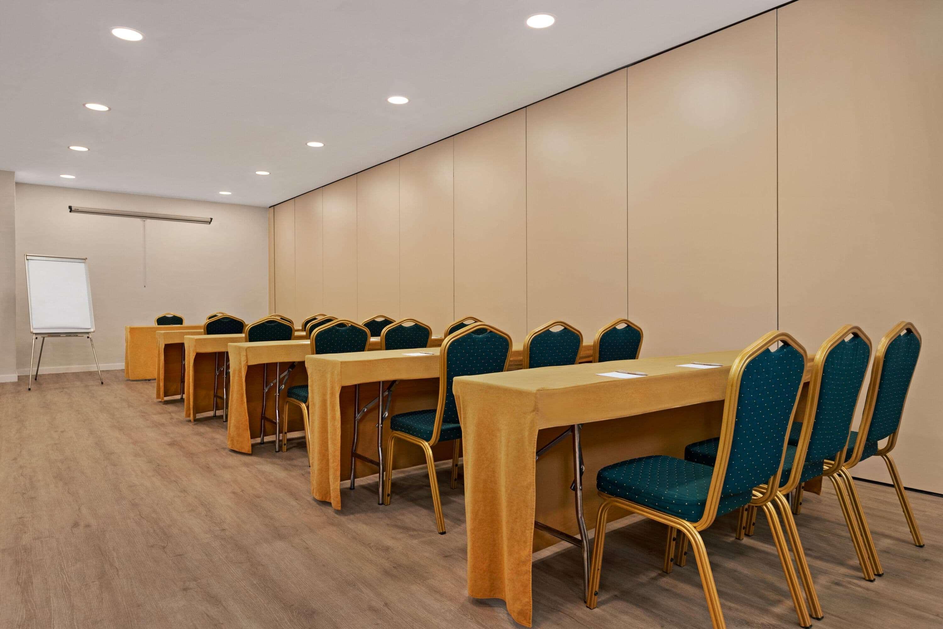 Ramada By Wyndham Valencia Hotel 3*