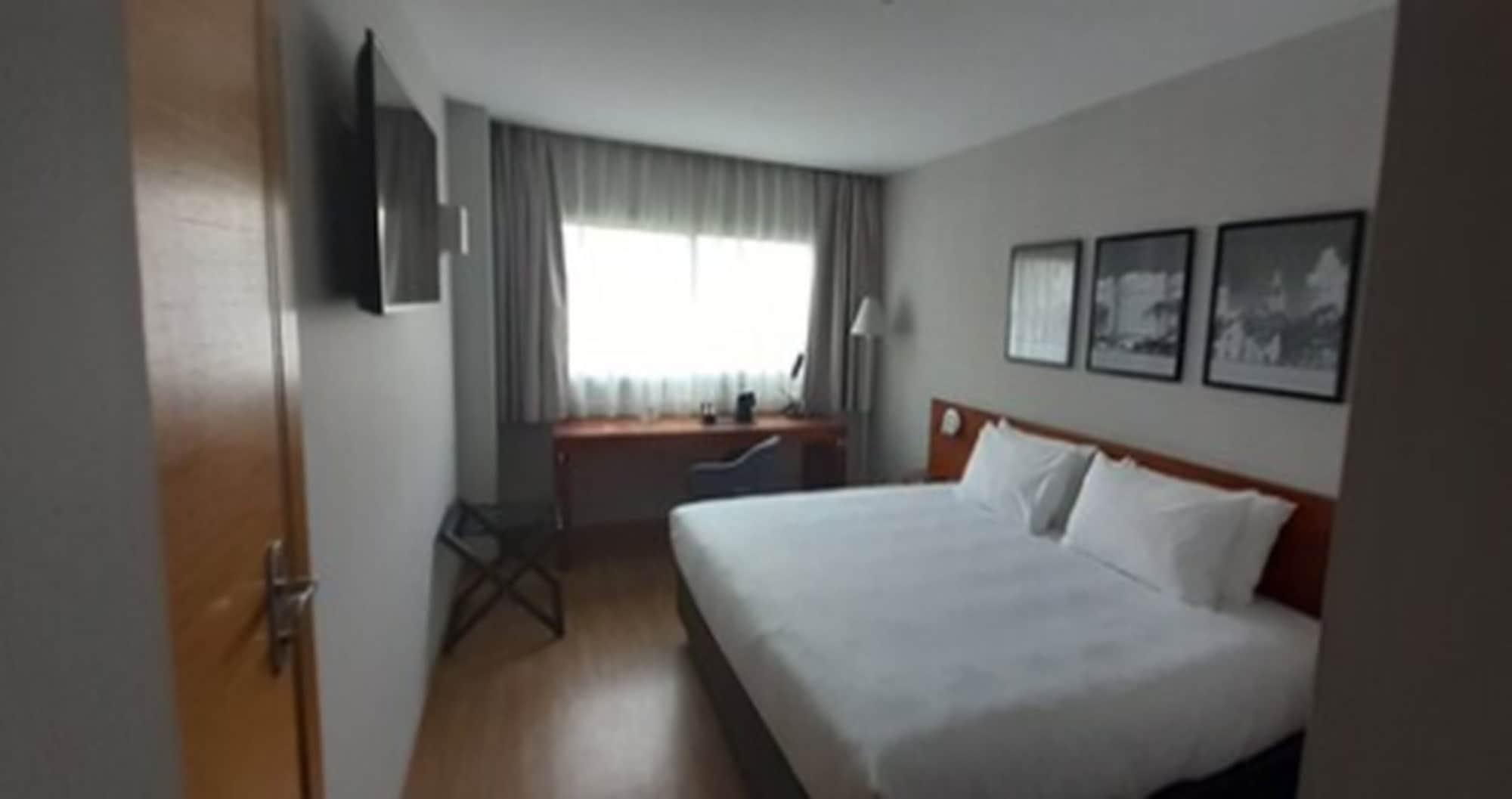 Ramada By Wyndham Valencia Hotel