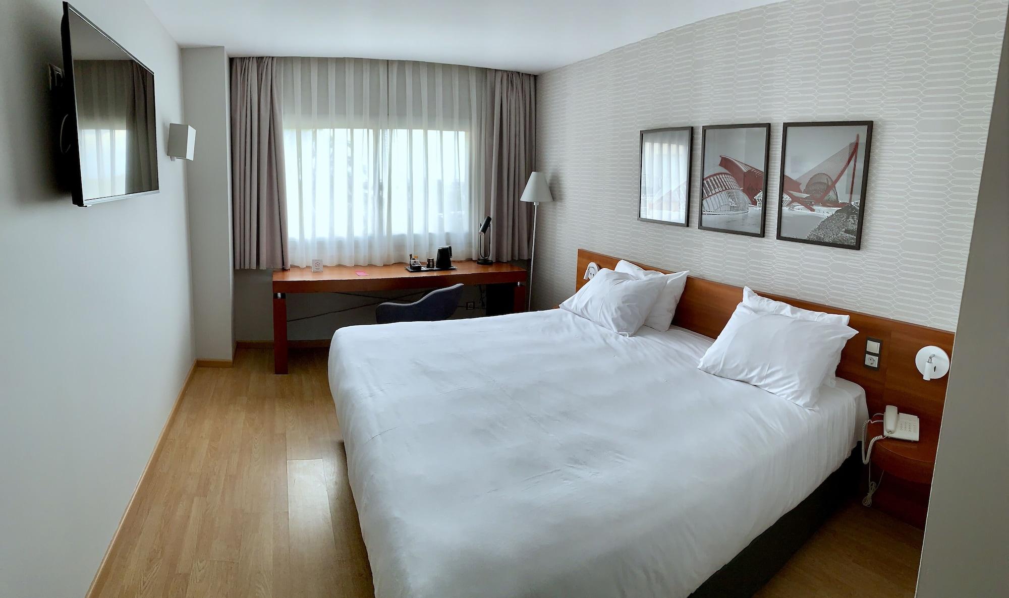 Hotel Ramada By Wyndham Valencia 3*