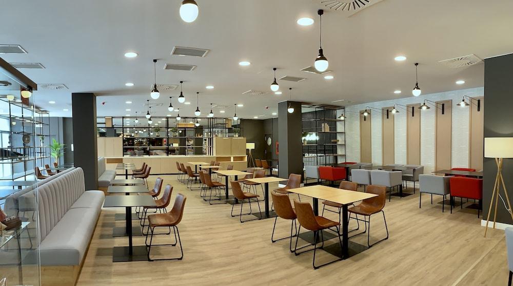 Ramada By Wyndham Valencia Hotel 3*